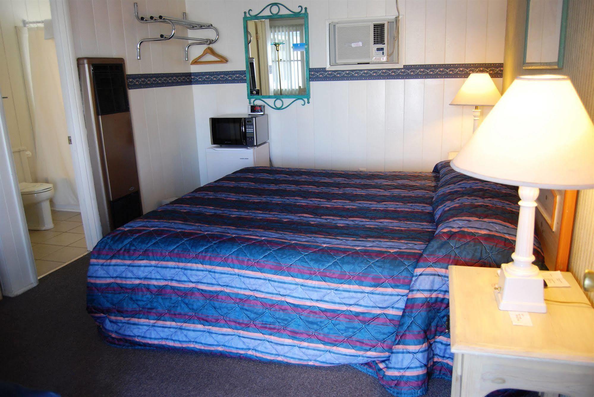 Redwood Motel Bridgeport